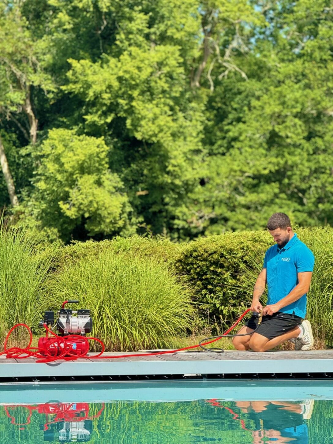 photo d'un technicien à côté d'une piscine